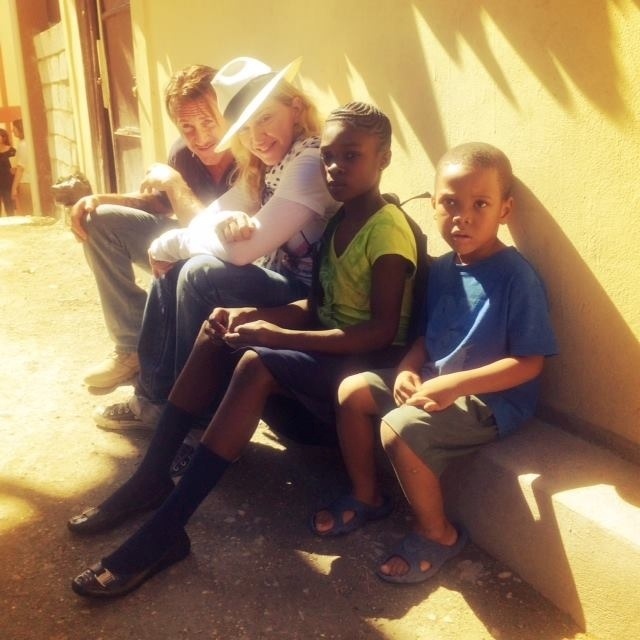 27.nov.2013 - Madonna e Sean Penn no Haiti 
