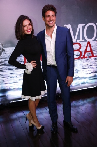 28.nov.2013 - Isis Valverde e Cauã Reymond posam juntos na apresentação da minissérie "Amores Roubados"