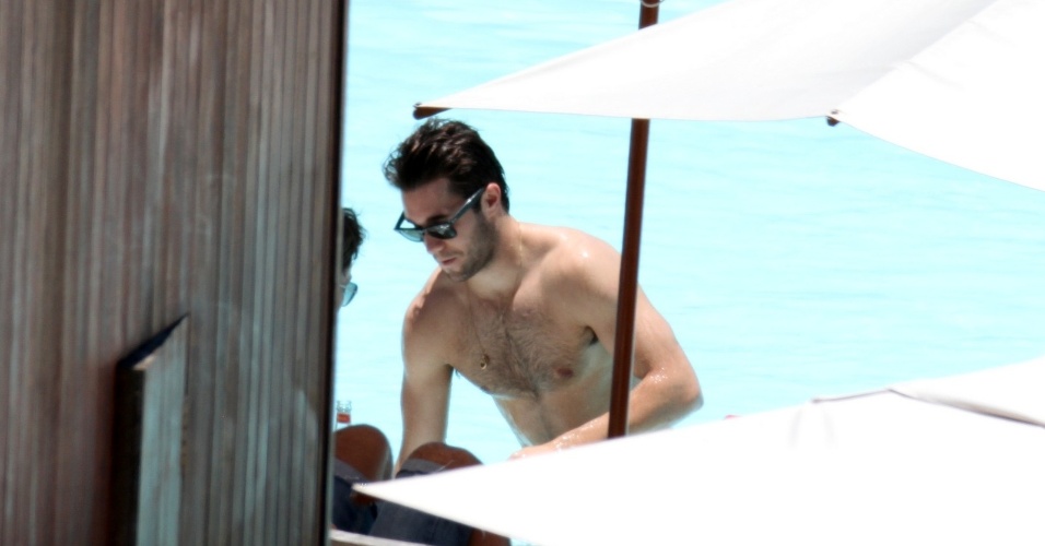 28.nov.2013 - O ator Joshua Bowman, da série "Revenge", aproveita o dia ensolorado no Rio e curte a piscina do hotel em que está hospedado