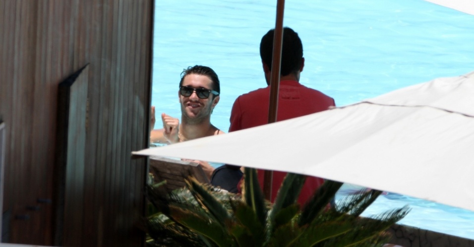 28.nov.2013 - O ator Joshua Bowman, da série "Revenge", aproveita o dia ensolorado no Rio e curte a piscina do hotel em que está hospedado