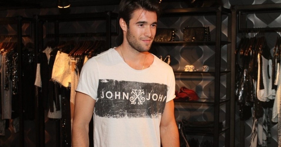 28.nov.2013 - O ator Joshua Bowman, da série "Revenge", participa de ação de grife de jeans em loja do Shopping Leblon, Rio de Janeiro