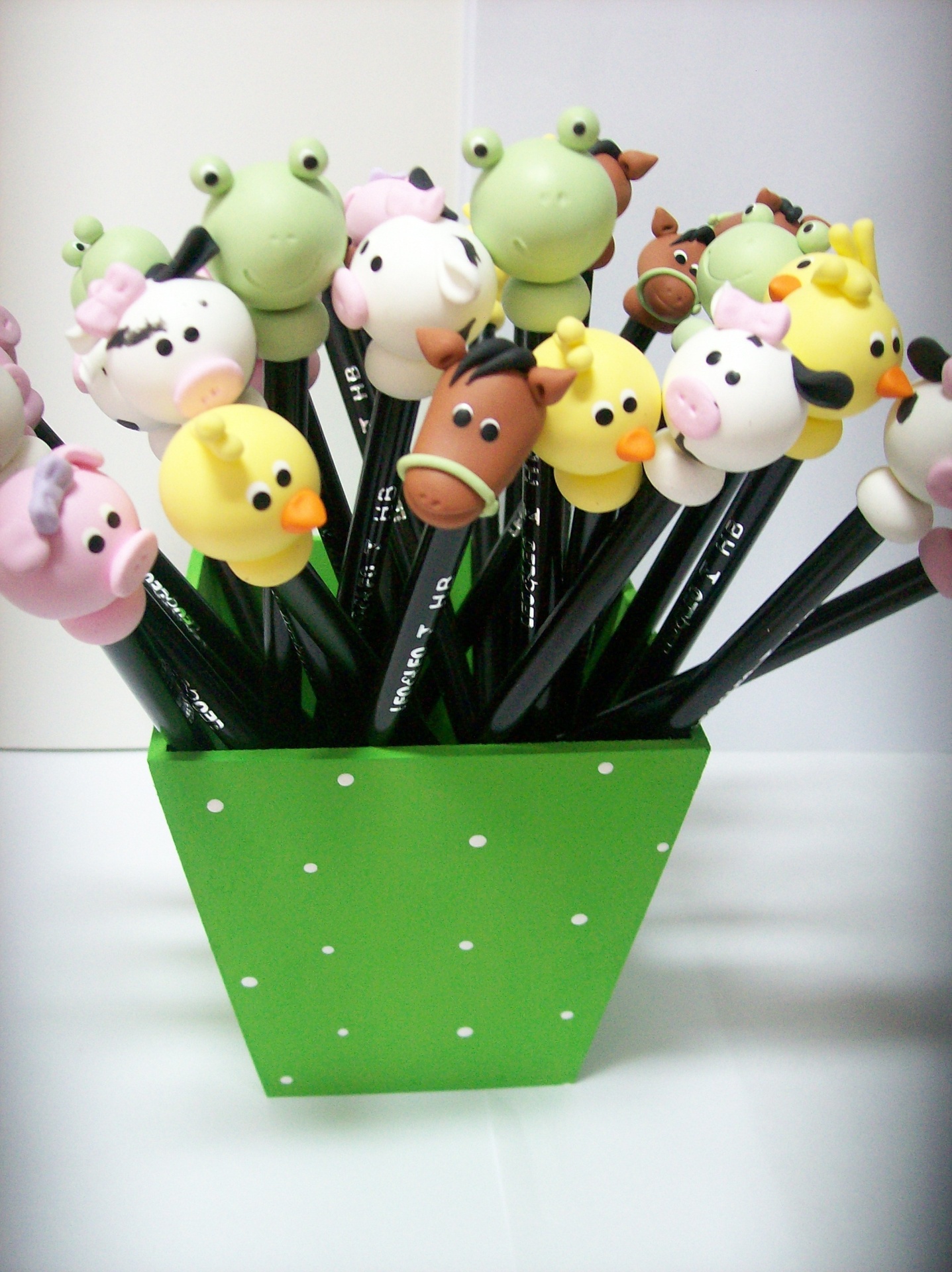 Cachepô contendo 30 lápis decorados em biscuit. Da Casamento.art.br (www.casamento.art.br). R$ 100 o conjunto. Preço pesquisado em novembro de 2013 e sujeito a alterações - Divulgação