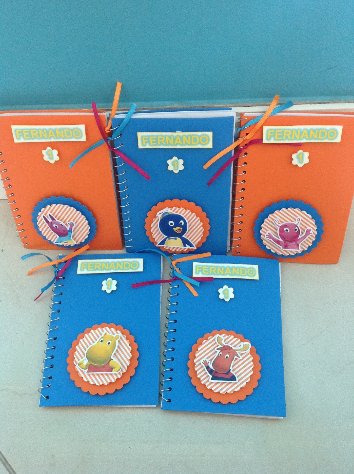 Cadernetas personalizadas com os personagens do desenho animado "Backyardigans". Da La Belle Vie Eventos (labelleviepoa.blogspot.com.br). R$ 8,80 cada. Preço pesquisado em novembro de 2013 e sujeito a alterações - Divulgação