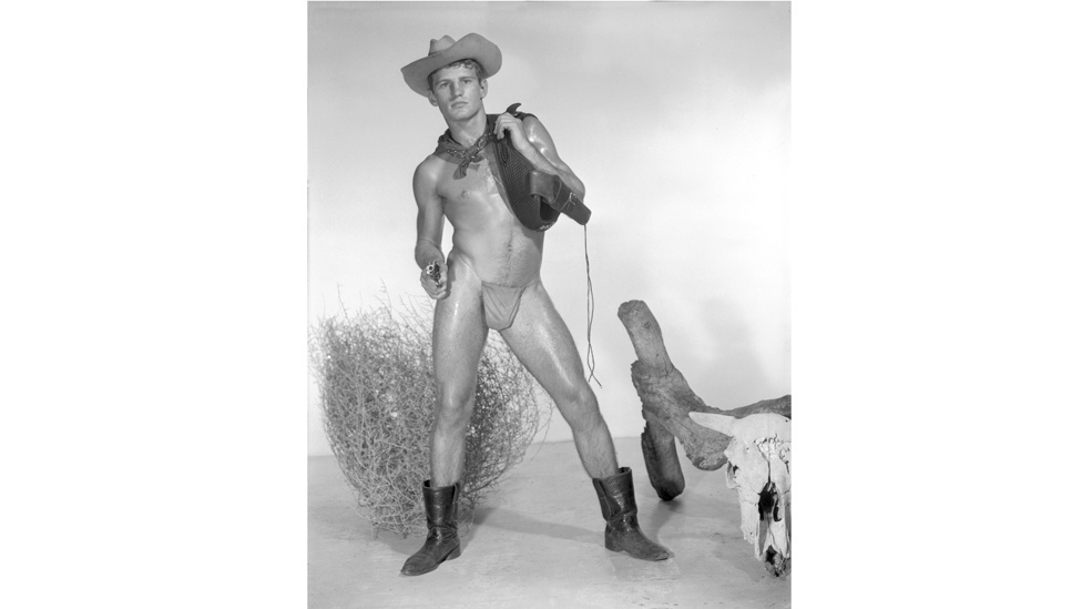 Em 1945, Bob Mizer fundou o Athletic Model Guild, dedicado à produção e distribuição de material fotográfico e curta-metragens cujo tema principal era a nudez masculina - BBC