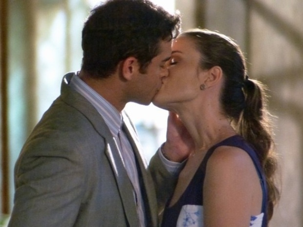 Em "Amor à Vida", Gina se rende e Elias e a beija