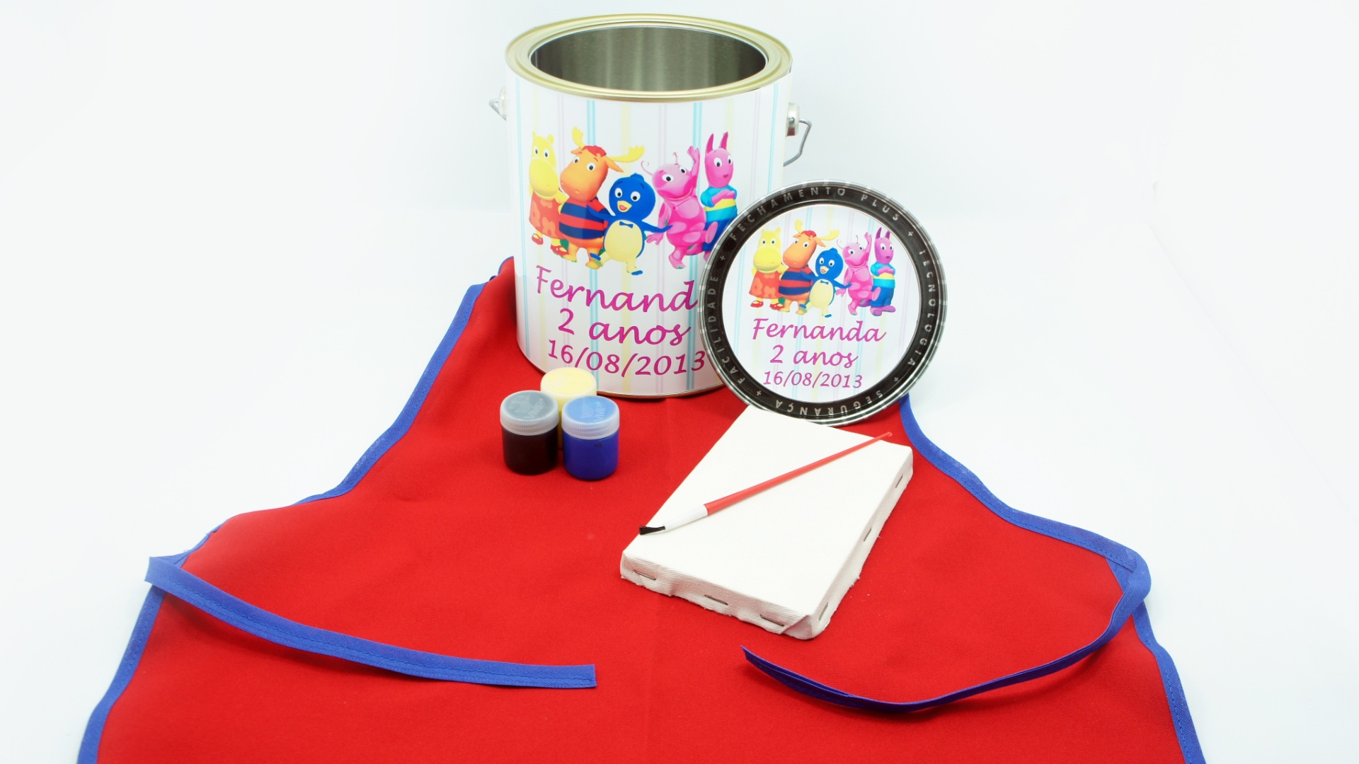 Galão contendo tela para pintura, avental, tinta e pincel. Personalizado com etiqueta temática e dados do aniversariante. Da Alegria Está no Ar Eventos (www.alegriaestanoar.com.br). R$ 19,90 cada. Preço pesquisado em novembro de 2013 e sujeito a alterações - Divulgação