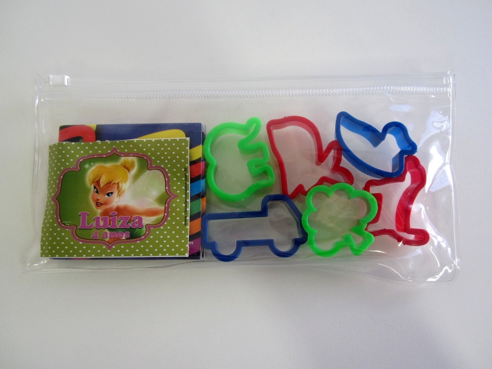 Kit contendo massinhas coloridas e seis cortadores com formatos de animais, acondicionados em estojo plástico personalizado. Da Ideia de Comadre Ateliê (www.ideiadecomadre.com.br). R$14 cada. Preço pesquisado em novembro de 2013 e sujeito a alterações - Divulgação