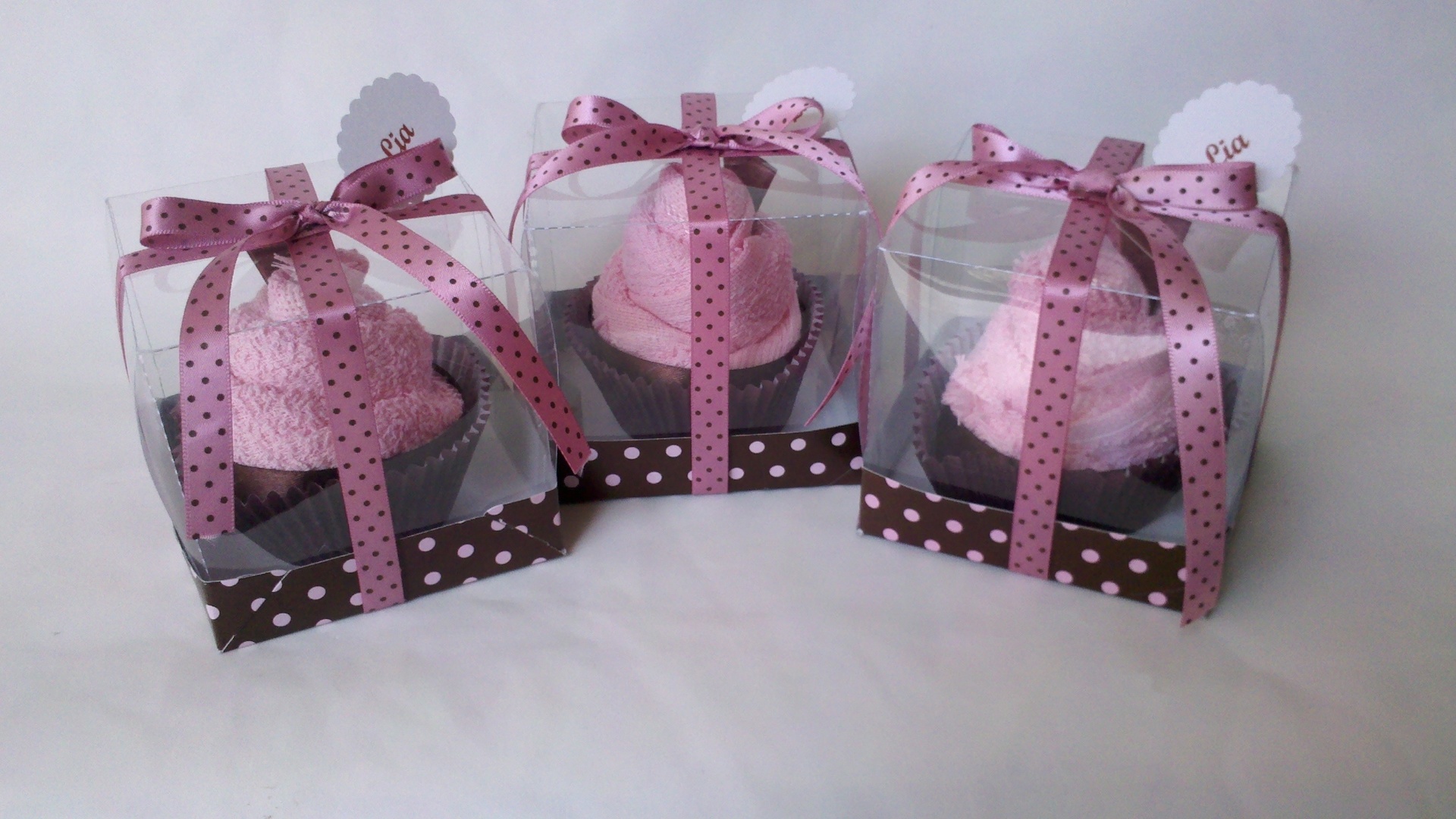 Toalha escolar (24 cm de largura por 40 cm de altura, aproximadamente) montada em formato de cupcake, embalada em caixa com fita de cetim. Inclui cartão personalizado de agradecimento. Da Lembrancinhas Online (www.lembrancinhasonline.com). R$ 9 cada. Pedido mínimo de 20 unidades. Preço pesquisado em novembro de 2013 e sujeito a alterações - Divulgação