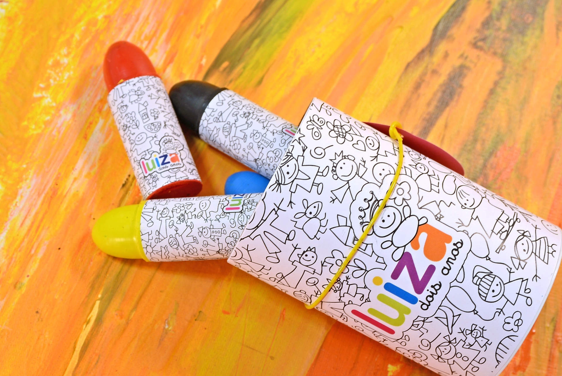 Tubo de papelão personalizado com seis gizes de cera para colorir. Da Dom Bosco (www.domboscobrasil.com). R$ 17,90 cada. Pedido mínimo de 50 unidades. Preço pesquisado em novembro de 2013 e sujeito a alterações - Divulgação