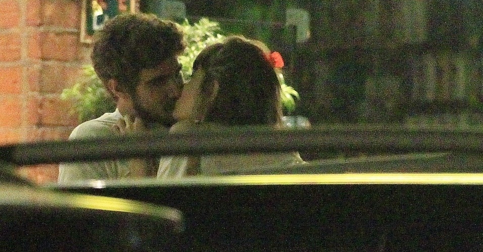 28.nov.2013 - Caio Castro sai para jantar e beija Maria Casadevall na Barra da Tijuca, Rio de Janeiro