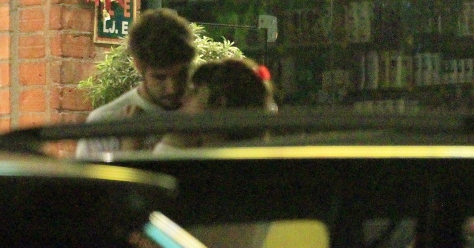 28.nov.2013 - Caio Castro sai para jantar e beija Maria Casadevall na Barra da Tijuca, Rio de Janeiro