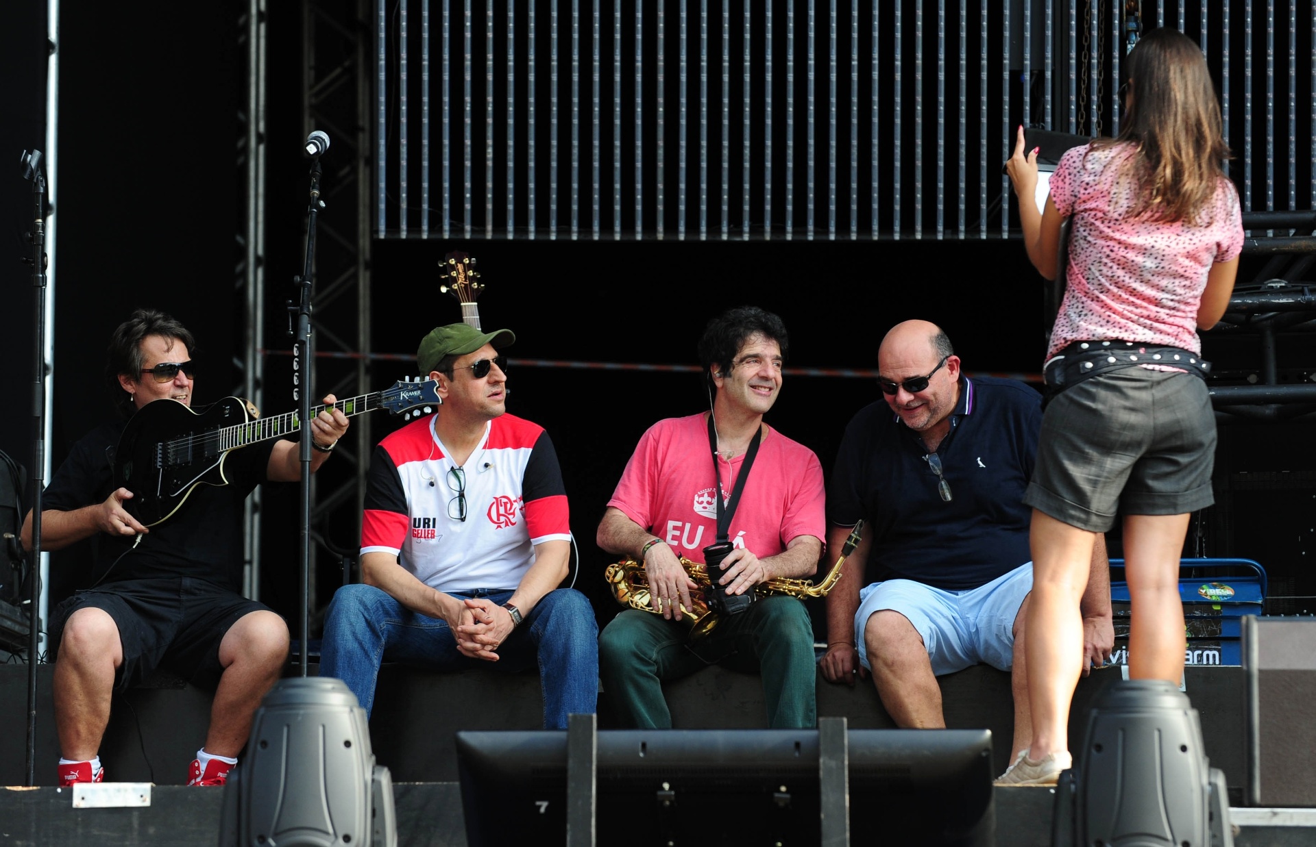 28.nov.2013 - George Israel e Guto Goffi durante ensaio no Parque da Juventude em São Paulo para o show do Cazuza com holograma - Junior Lago/UOL