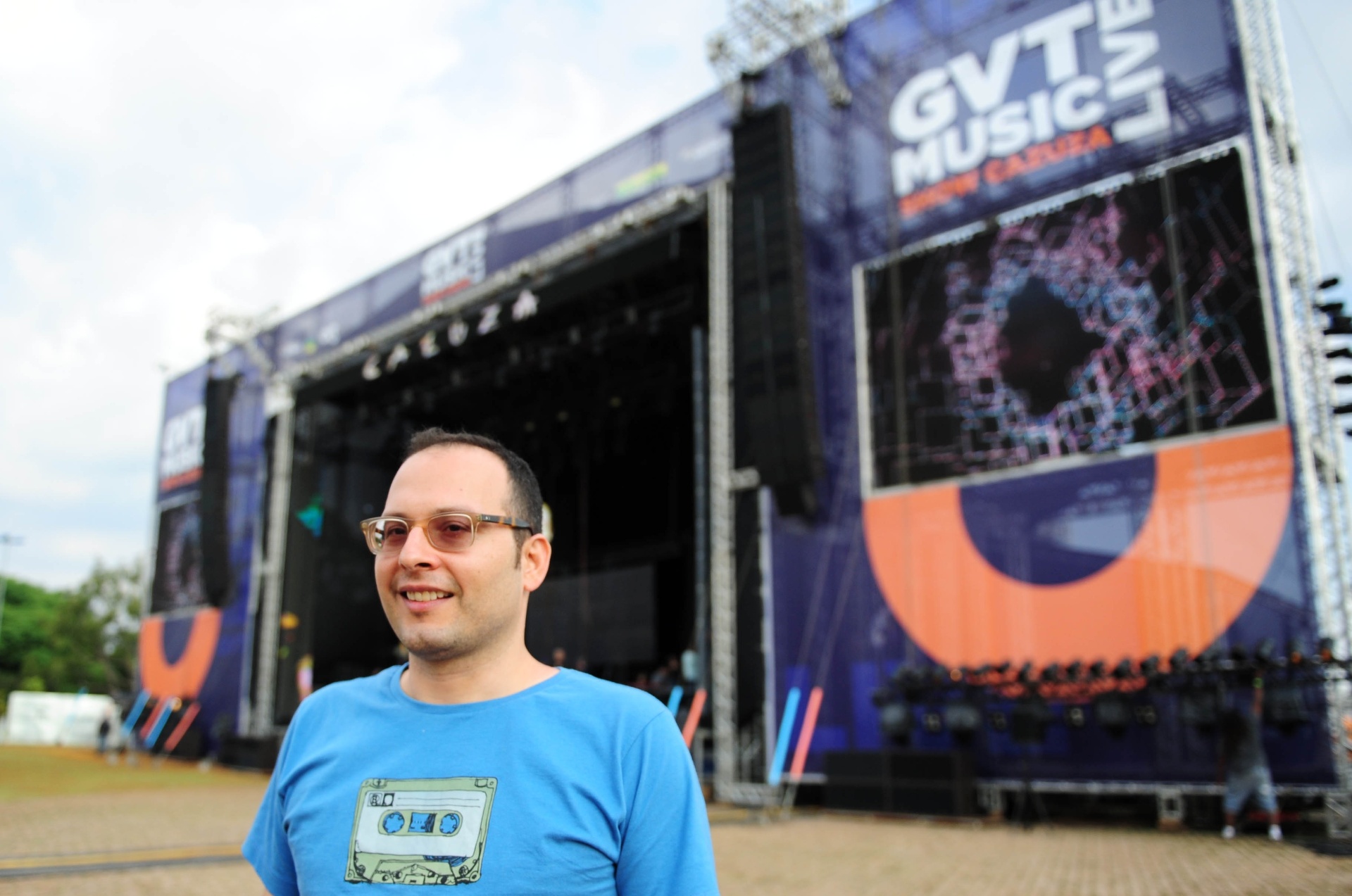 28.nov.2013 - Omar Marzagão, idealizador do show do Cazuza com holograma, em foto no Parque da Juventude, durante ensaio para o evento - Junior Lago/UOL