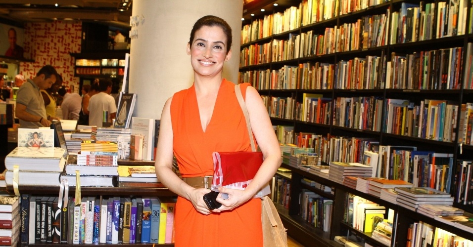 29.nov.2013 - A jornalista Renata Vasconcellos prestigiou o lançamento do livro "Fim", de Fernanda Torres