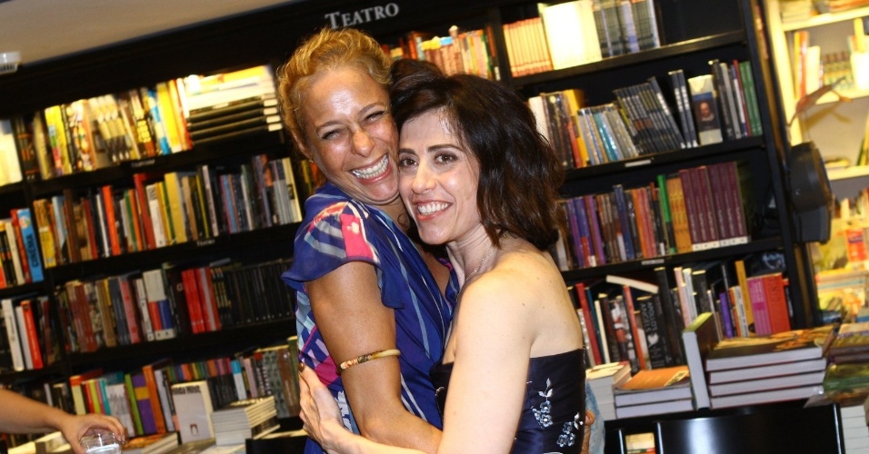 29.nov.2013 - Andréa Beltrão prestigiou o lançamento do livro "Fim", de Fernanda Torres