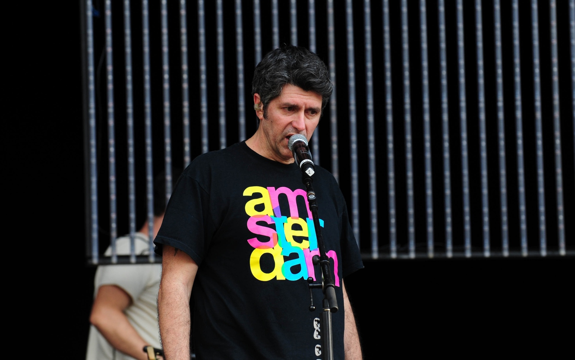 29.nov.2013 - Cantor e compositor Leoni, durante o ensaio para o show com holograma do cantor Cazuza - Junior Lago/UOL