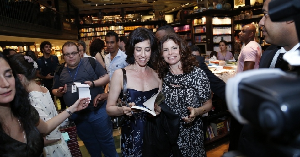 29.nov.2013 - Débora Bloch prestigiou o lançamento do livro "Fim", de Fernanda Torres