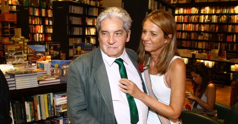 29.nov.2013 - Domingos de Oliveira e Priscilla Rozenbaum prestigiaram o lançamento do livro "Fim", de Fernanda Torres