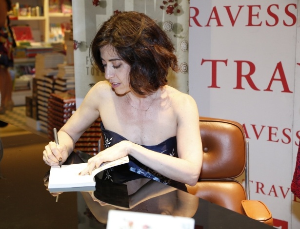 29.nov.2013 - Fernanda Torres promoveu sessão de autógrafos de seu primeiro romance, "Fim", em uma livraria do Rio