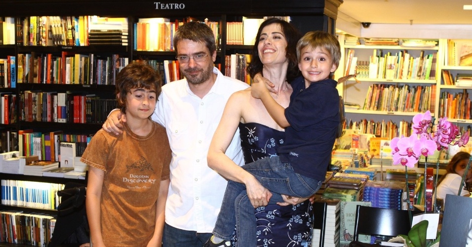 29.nov.2013 - Fernanda Torres recebeu o marido, Andrucha Waddington, e os filhos, Joaquim e Antônio na sessão de autógrafos do livro "Fim"