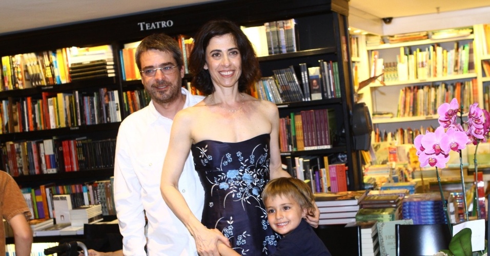 29.nov.2013 - Fernanda Torres recebeu o marido, Andrucha Waddington, e os filhos, Joaquim e Antônio na sessão de autógrafos do livro "Fim"