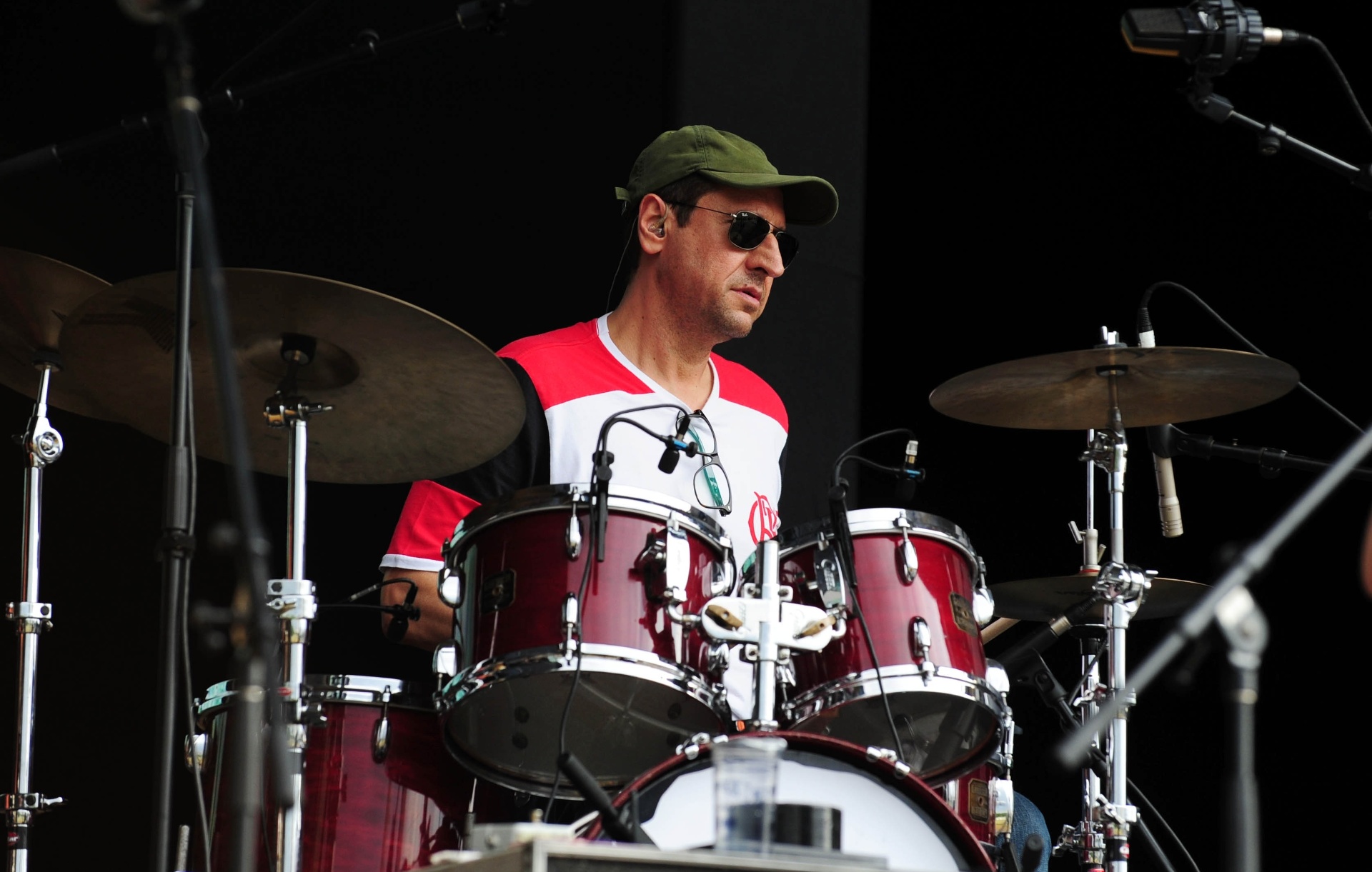 29.nov.2013 - Guto Goffi, baterista do Barão Vermelho e amigo de Cazuza, durante o ensaio para o show do holograma - Junior Lago/UOL