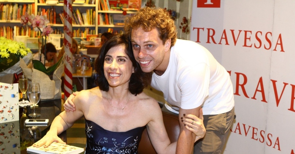 29.nov.2013 - João Velho prestigiou o lançamento do livro "Fim", de Fernanda Torres