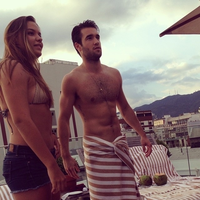 29.nov.2013 - Joshua Bowman curtiu piscina do hotel onde está hospedado na zona sul do Rio. O ator exibiu a boa forma e foi tietado por uma fã