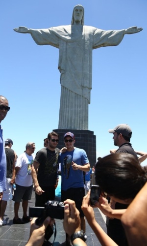 29.nov.2013 - Joshua Bowman visitou o Cristo Redentor, ponto turístico do Rio