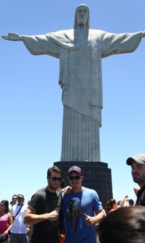 29.nov.2013 - Joshua Bowman visitou o Cristo Redentor, ponto turístico do Rio