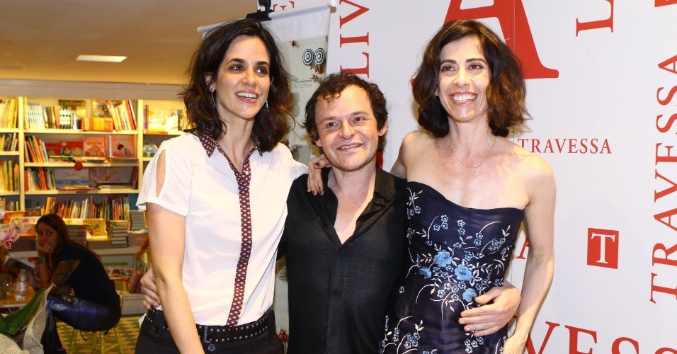 29.nov.2013 - Mariana Lima e Matheus Nachtergaele prestigiaram o lançamento do livro "Fim", de Fernanda Torres