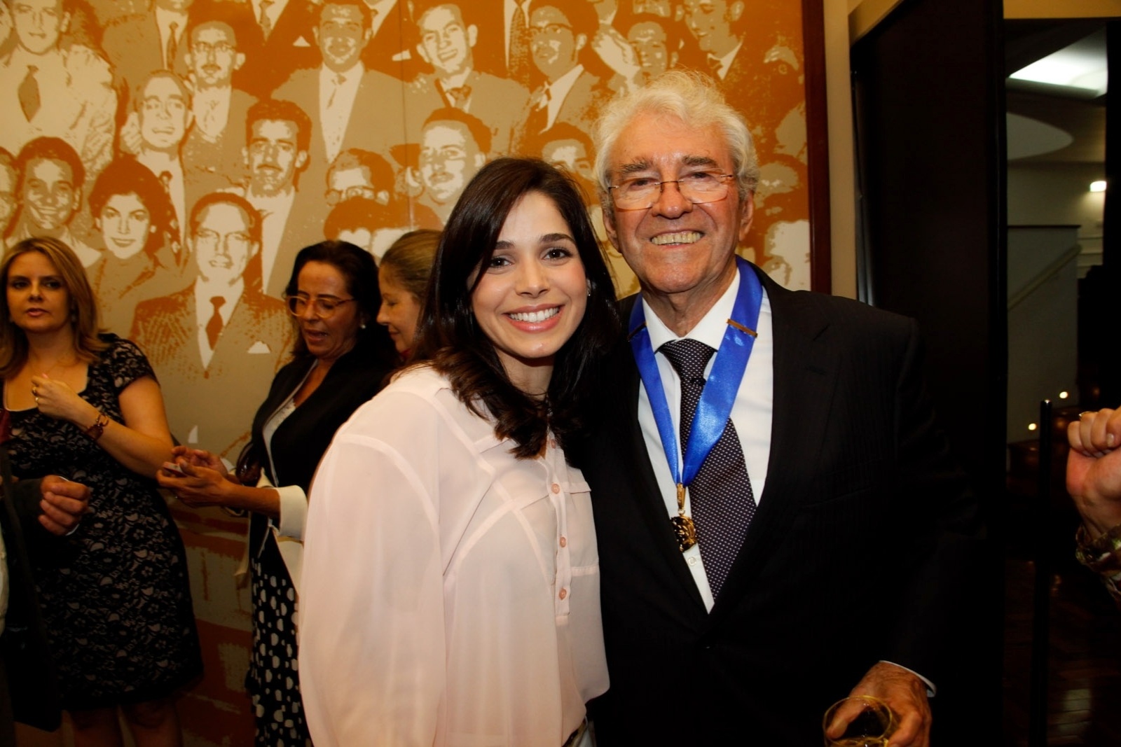 A atriz Sabrina Petraglia prestigia o amigo Juca de Oliveira,  que ocupou a cadeira número 8 na Academia Paulista de Letras, na noite de quinta-feira (28), em São Paulo - Marcos Ribas/Photo Rio News