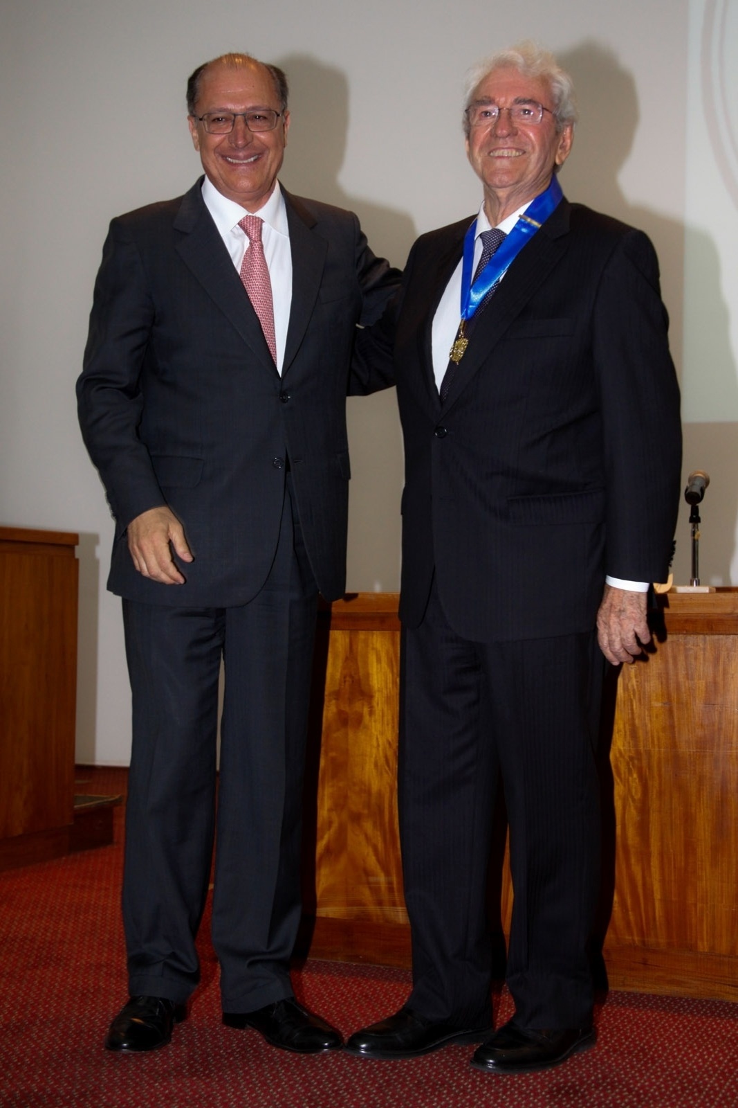 Amigos e famosos prestigiaram o ator e dramaturgo Juca de Oliveira, que ocupou a cadeira número 8 na Academia Paulista de Letras, na noite de quinta-feira (28), em São Paulo, como o governador Geraldo Alckmin - Marcos Ribas/Photo Rio News