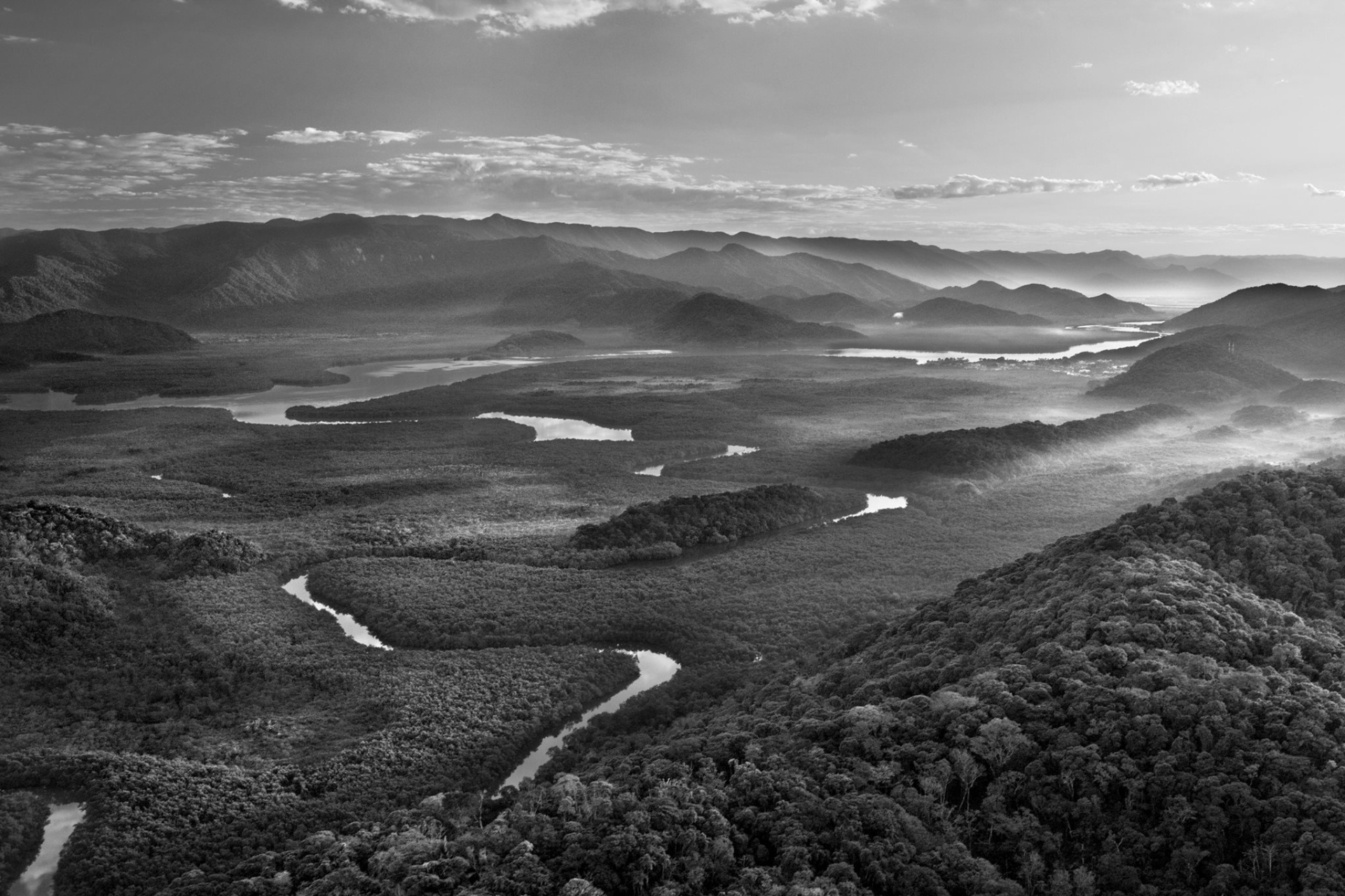 Imagens de "Santos", novo livro do fotógrafo Araquém Alcântara, decicado à cidade onde tirou sua primeira fotografia. Livro será lançado no dia 11/12/13, na Livraria Cultura - Araquém Alcântara