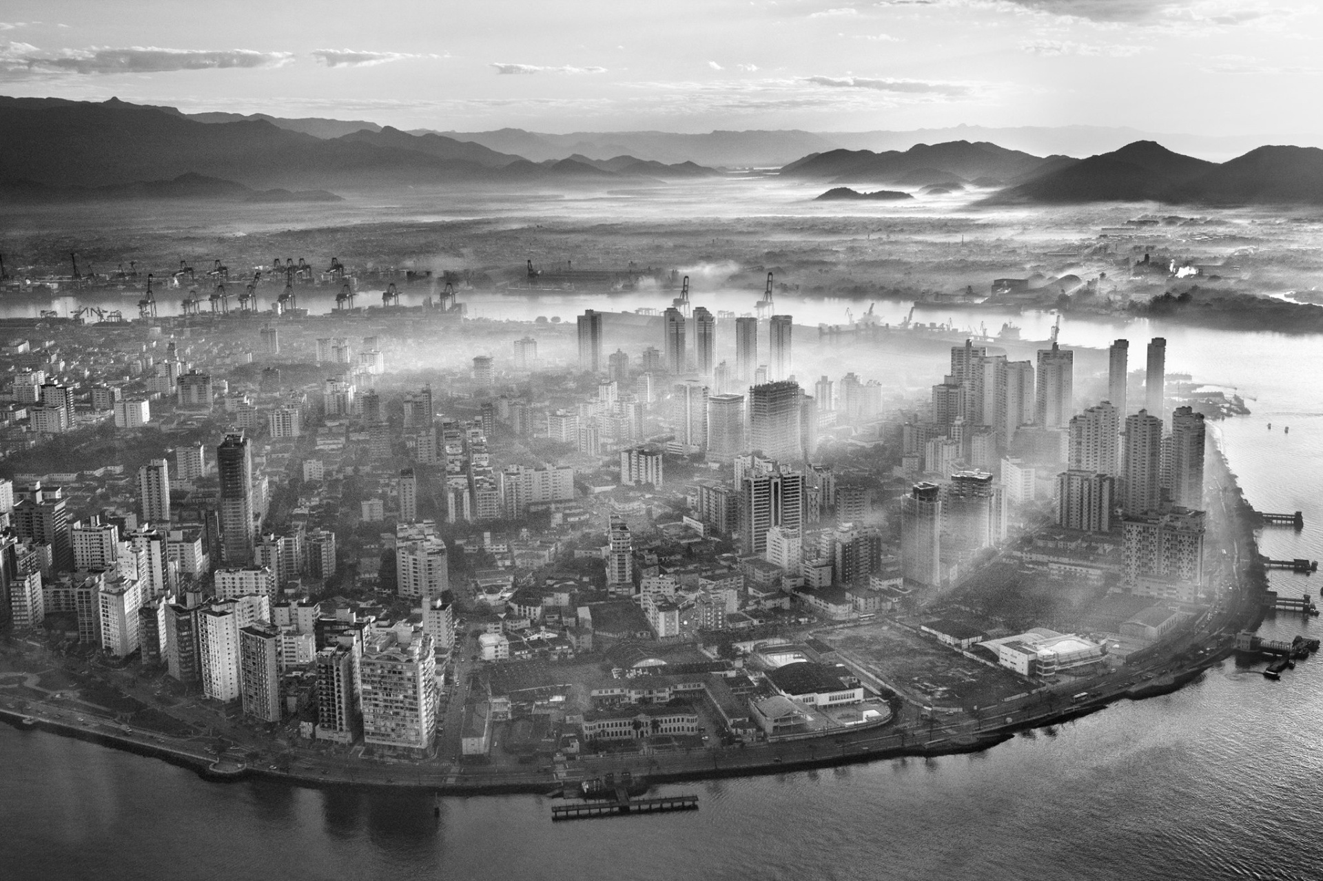 Imagens de "Santos", novo livro do fotógrafo Araquém Alcântara, decicado à cidade onde tirou sua primeira fotografia. Livro será lançado no dia 11/12/13, na Livraria Cultura - Araquém Alcântara