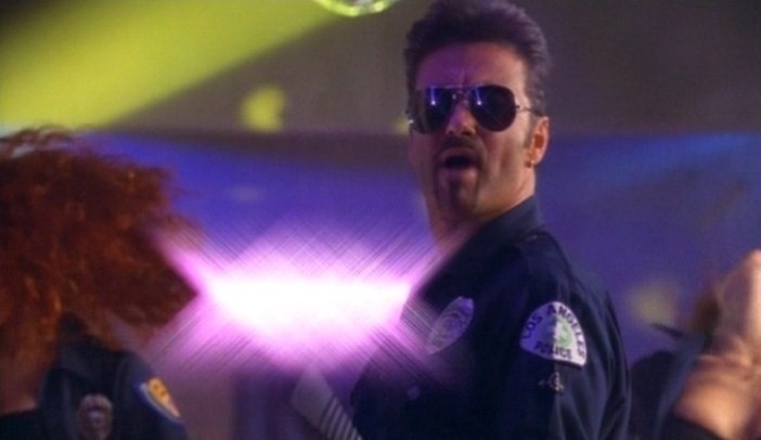 O cantor George Michael em cena do clipe de "Outside" - Reprodução