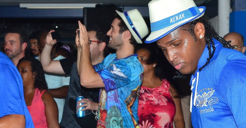 29.nov.2013 - O ator da série "Revenge" Joshua Bowman samba e posa com fãs na quadra da escola de Samba Portela no Rio de Janeiro