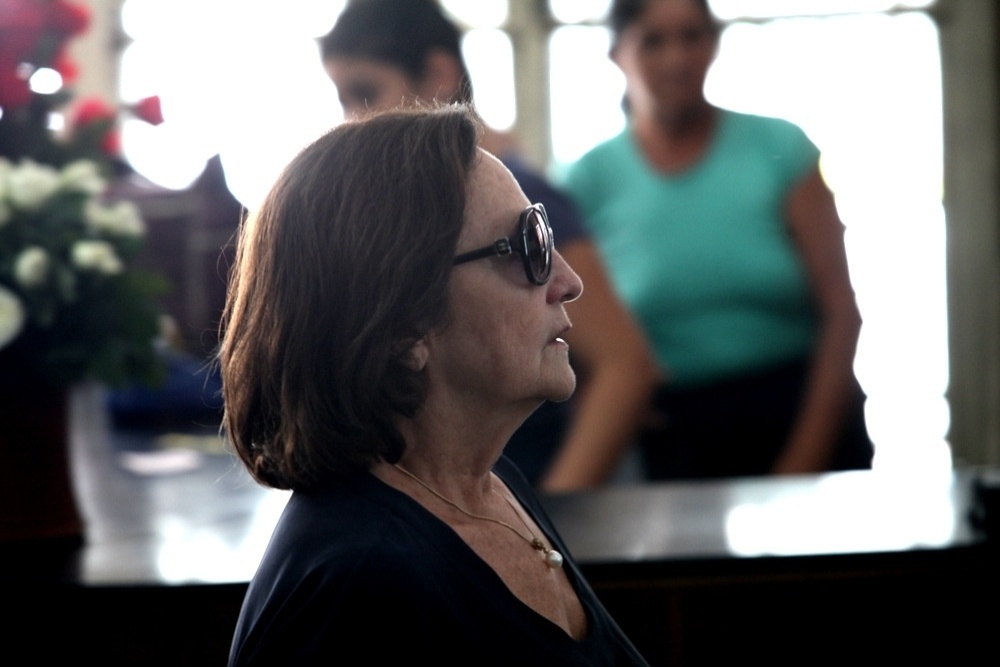 30.nov.2013 - A mãe de Cazuza, Lucinha Araújo, chega para o velório do marido João, morto neste sábado - Photo Rio News