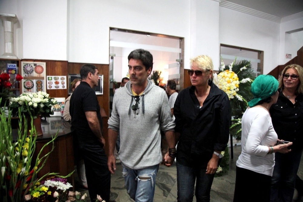 30.nov.2013 - Acompanhada do namorado Juno, Xuxa chega para o velório do produtor musical João Araújo, pai de Cazuza - Photo Rio News