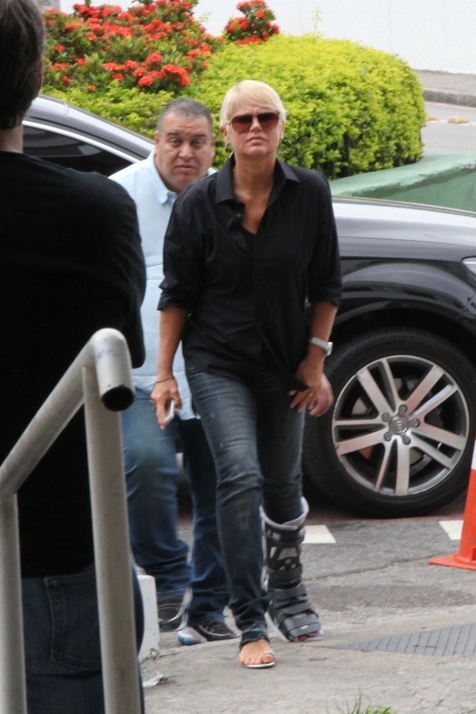 30.nov.2013 - Com bota ortopédica, Xuxa chega para o velório do produtor musical João Araújo, pai de Cazuza - Photo Rio News