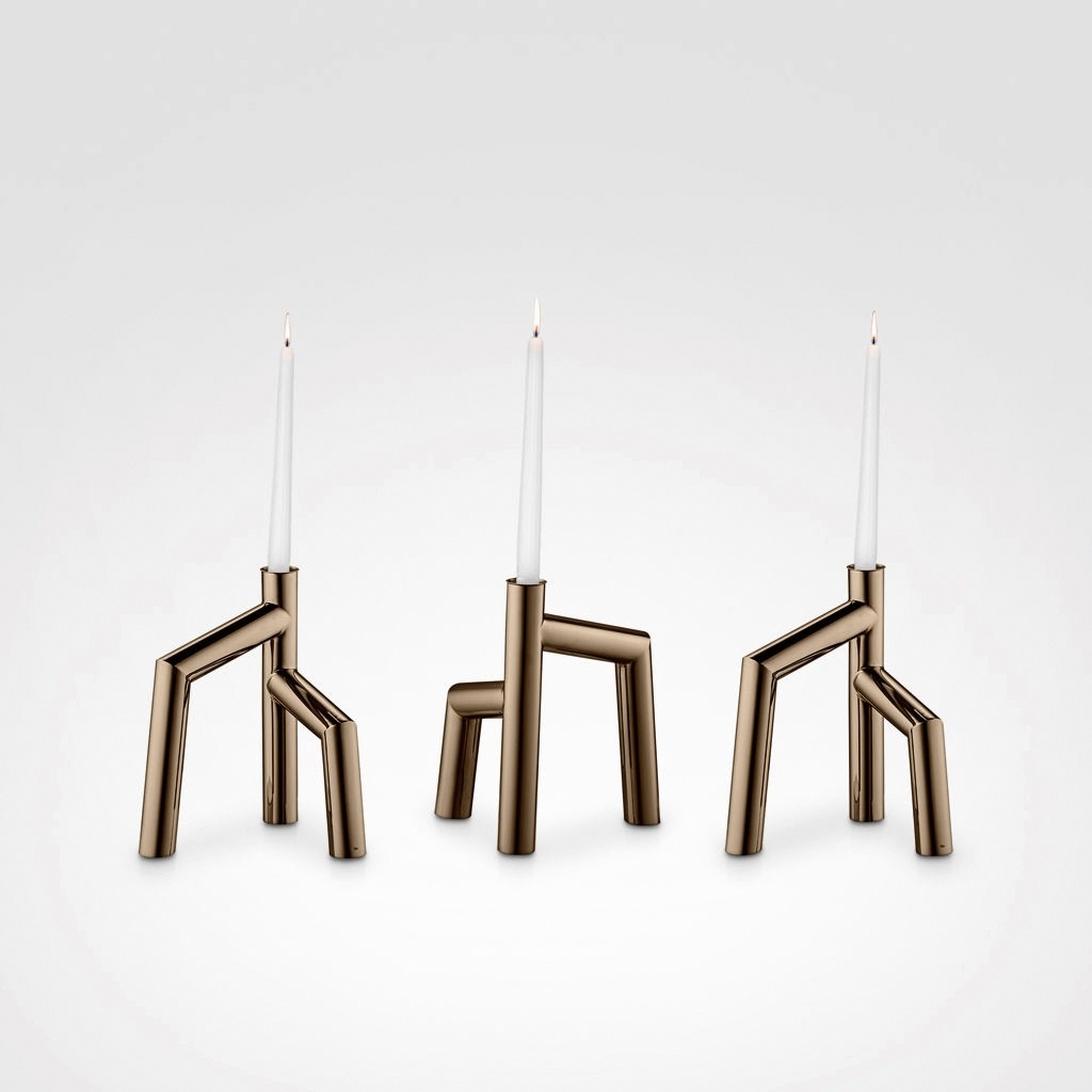 Zanini de Zanine desenhou o castiçal Escoras, mas não tinha em mente um material para executá-lo. O objeto é inspirado nas raízes das árvores de mangue e os primeiros testes foram feitos usando cerâmica, sem sucesso. Em parceria com a Riva, os castiçais tomaram corpo em tubos de alumínio cortados - Riva/ Divulgação