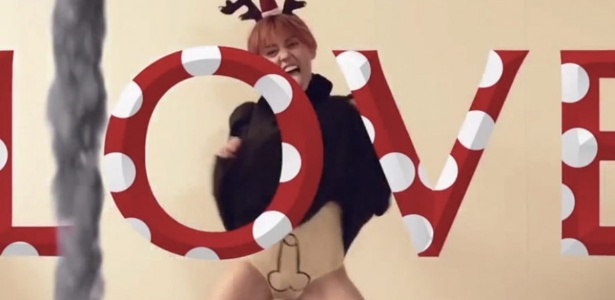 Imagem de vídeo especial de Natal da cantora Miley Cyrus usando um maiô com um pênis desenhado