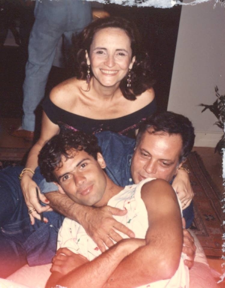 Lucinha Araújo ao lado do filho Cazuza e do marido, o produtor musical João Araújo - Reprodução/Facebook