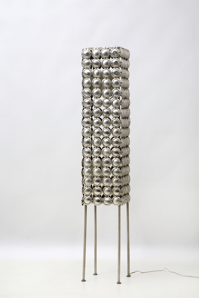 Esta luminária feita com latinhas de refrigerante foi um dos primeiros trabalhos de Zanini de Zanine, no início dos anos 2000, após o designer deixar o estúdio de Sérgio Rodrigues. "[Foi] uma trabalheira enorme, usei 500 latinhas, bem artesanal. Era uma peça única, foi para uma loja e não vendeu", conta o designer no volume "Zanini de Zanine, livro-síntese", lançado pela editora Olhares - André Nazareth/ Divulgação