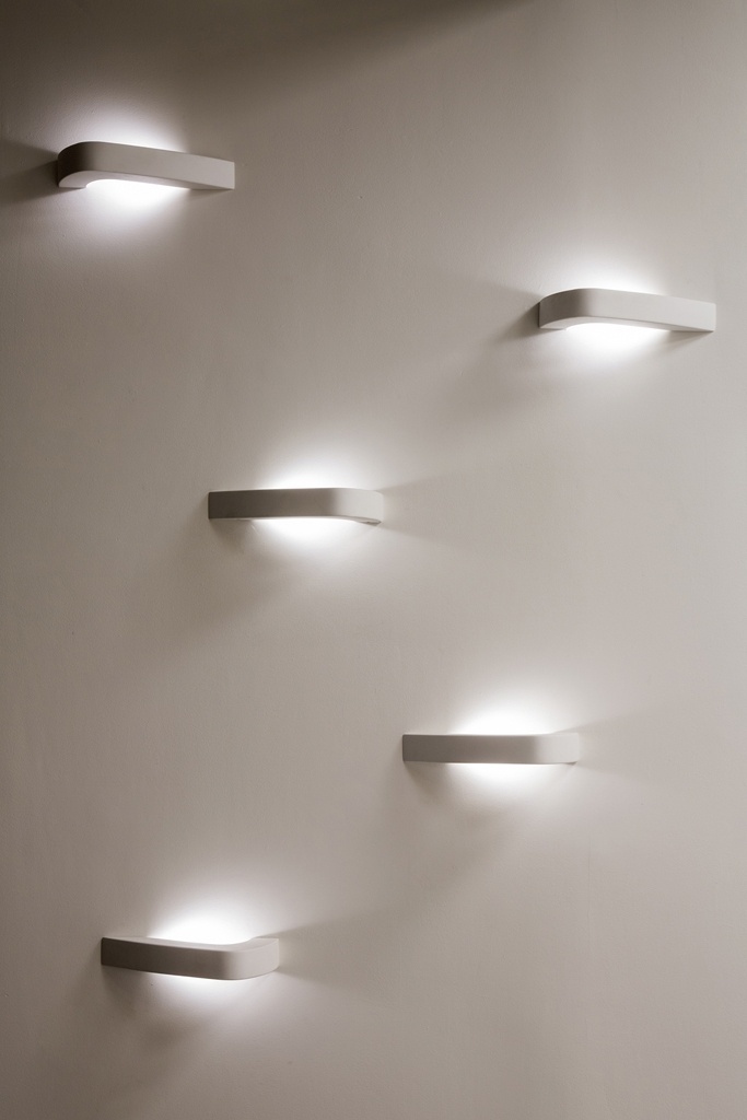 Zanini de Zanine assina a luminária Fly, desenvolvida sob encomenda para a Dimlux. A arandela foi produzida em alumínio fundido - André Nazareth/ Divulgação