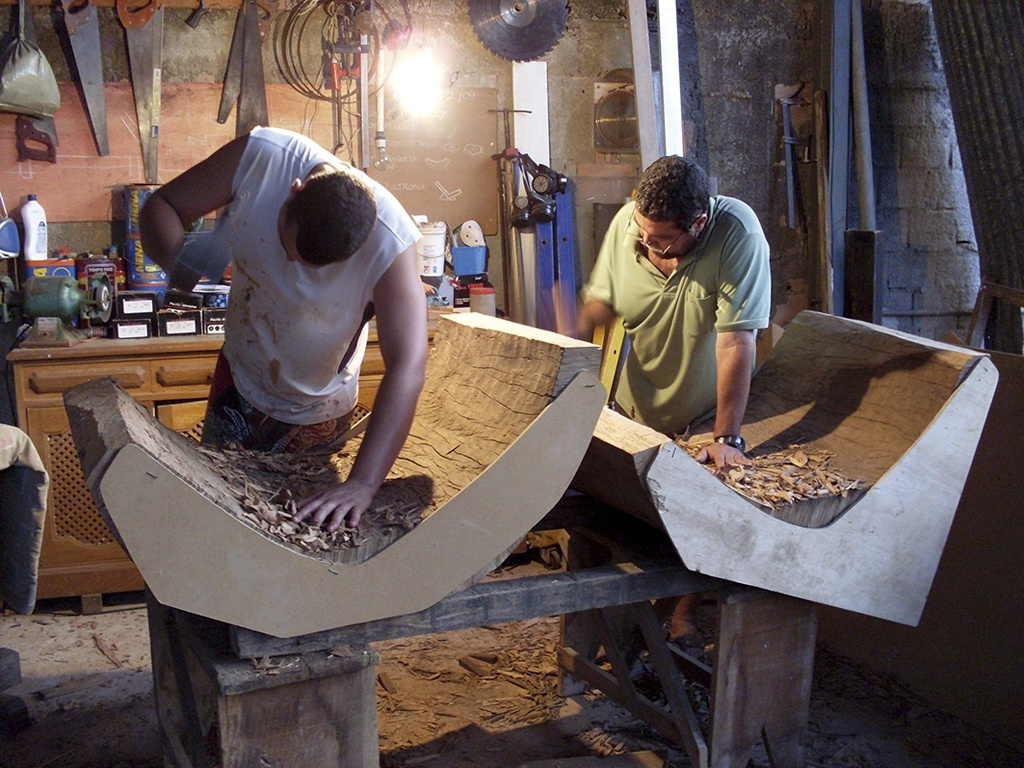 (...) Um dos projetos desenvolvidos na oficina foi a série de seis poltronas Pequi, entalhadas a partir de um antigo alambique - Studio Zanini/ Divulgação