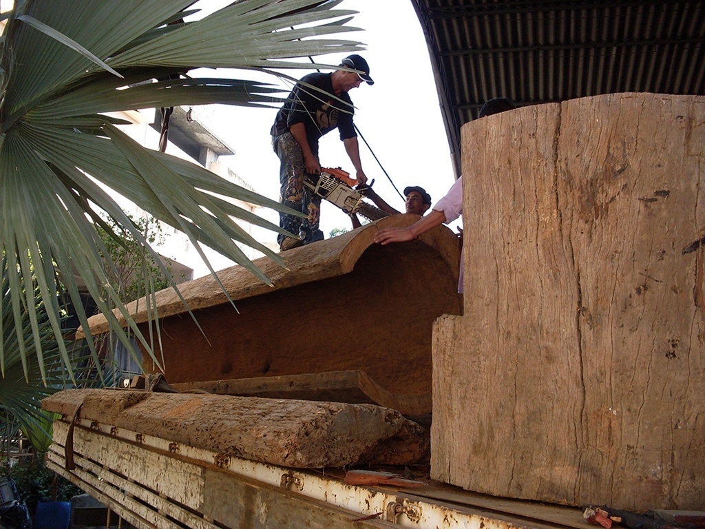 O designer Zanini de Zanine possui uma oficina de carpintaria e marcenaria artesanais. Os projetos são orientados por Reduzino Vieira, que colaborou com o pai de Zanini, José de Zanine Caldas, por 30 anos. (...) - Studio Zanini/ Divulgação