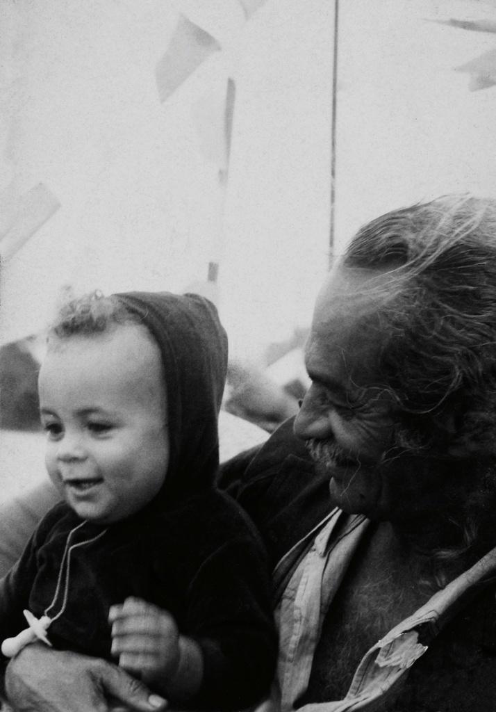 Uma das primeiras fotos do volume "Zanini de Zanine, livro-síntese", lançado pela editora Olhares, traz o retrato do designer Zanini de Zanine com o pai, José de Zanine Caldas (paisagista, maquetista, escultor, moveleiro e arquiteto autodidata), em 1979 - Acervo Familiar Zanini de Zanine/ Divulgação