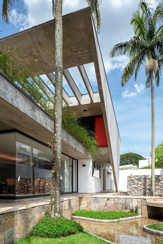 A vista da empena triangular lateral, junto à divisa do lote, evidencia o pergolado de concreto que sombreia os dormitórios. Destaque para integração exterior/interior da Casa G+A, que tem projeto dos arquitetos Eduardo Corona e Carlos Lemos e reforma assinada pelo escritório Stuchi&Leite Projetos - Ana Mello/ UOL