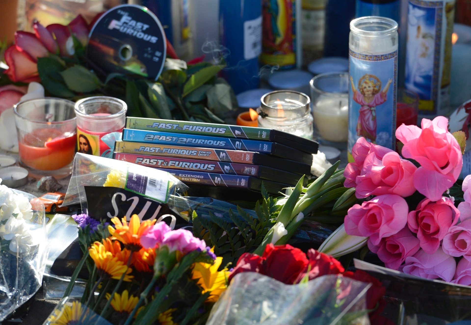 01.dez.2013 - Fãs de Paul Walker fazem homenagem para ele no local em que ele morreu, em Valencia, condado de Los Angeles, nos Estados Unidos. O ator da franquia "Velozes e Furiosos" morreu aos 40 anos e um acidente de carro no sábado (30) - Reuters